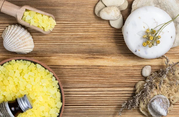 Doğal sabun, deniz tuzu, kaplıca için ahşap arka planda havlu, banyo aksesuarları..