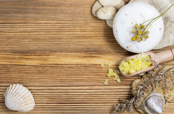 Doğal sabun, deniz tuzu, kaplıca için ahşap arka planda havlu, banyo aksesuarları..