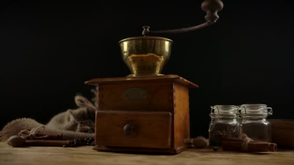 Винтажная традиционная ручная кофемолка. Дерево и медь. Камера вращается вокруг — стоковое видео