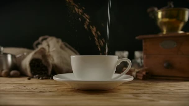 Mengen van vallende instant koffie granulaat met gieten gekookt water stroom in witte moderne koffiekop — Stockvideo