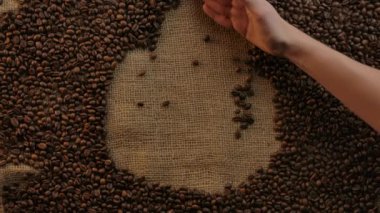 Ağır çekimde el sallayan kadınların kahve fincanı ikonunun görüntüsü.