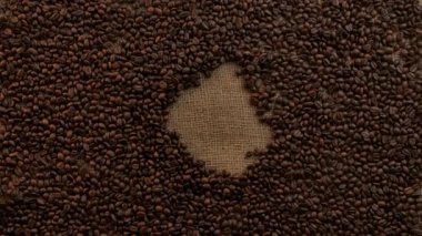 Kahve çekirdekleri ile kaplı çuval bezesine koyu bir espresso koymak.