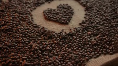 Kalbi şekillendiren kahve çekirdekleri. Baristalar kahveyi sevgiyle servis eder.