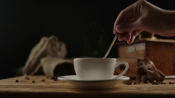 훌륭 한 커피 나 홍차 컵 에 뜨거운 음료를 손으로 부드럽게 젓는 우아 한 여자 — 비디오