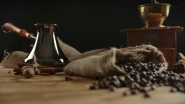Geleneksel kavrulmuş kahve çekirdeklerini ahşap masaya serpiştirme manzarası