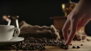 Kahve çekirdekleri üzerinde yürüyen insan parmaklarını taklit etmek. Kahvenin tadını çıkarmak için komik bir kavram