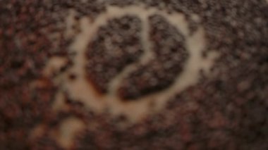 Kahve sembolü kavramı. Kahve çekirdeği ikonu şeması kızarmış kahve çekirdekleri ile çizilmiş. Odaklanma