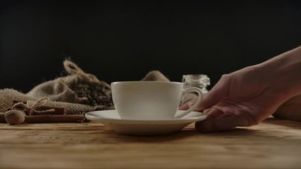 Ženská ruka dává porcelánový šálek horké kávy. Číšnická služba v kavárně — Stock video