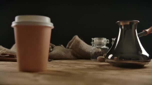 Verhuizen van authentiek koper cezve naar wegwerp papieren beker voor koffie te gaan — Stockvideo