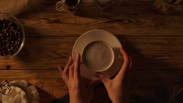 Mulher segura xícara de café em suas mãos, do que beber café com leite calmamente — Vídeo de Stock