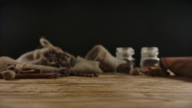 Tek kullanımlık kahve ya da çay fincanının ahşap masada ortaya çıkması. Sıcak içecek servisi. 