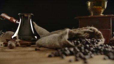 Çuval bezi dolu Arabika kahve çekirdekleri ahşap masaya konmuş.