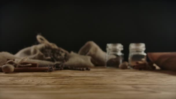 Entstehung von Einweg-Kaffee- oder Teetasse auf Holztisch. Heiße Getränke servieren — Stockvideo