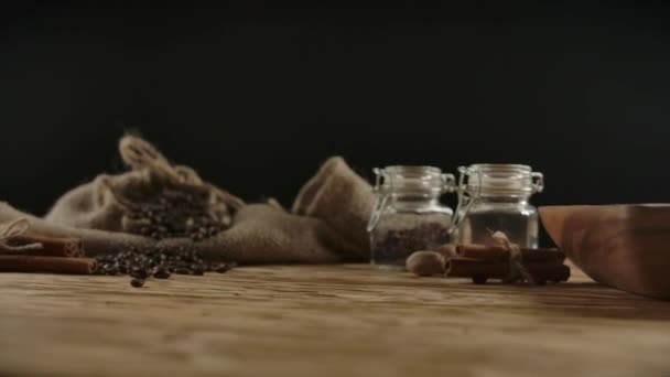 Colocar uma caneca de café ou chá única na mesa de madeira. Servindo bebidas quentes para levar embora — Vídeo de Stock