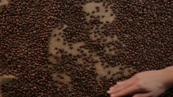 Кофе. Женские руки освобождают место на джуте поверхности, поставить чашку кофе — стоковое видео