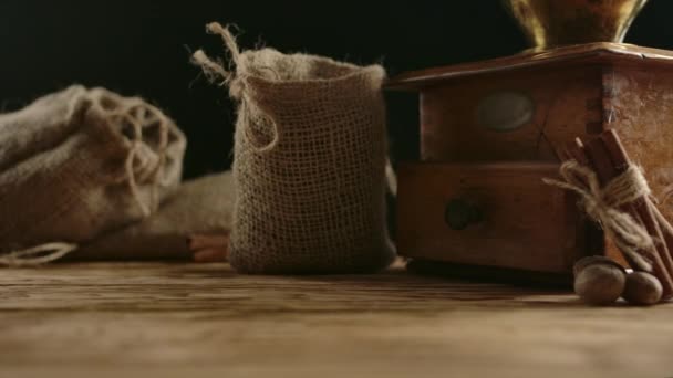 Difundir granos de café de saco de arpillera auténtico caído. Movimiento lento — Vídeo de stock