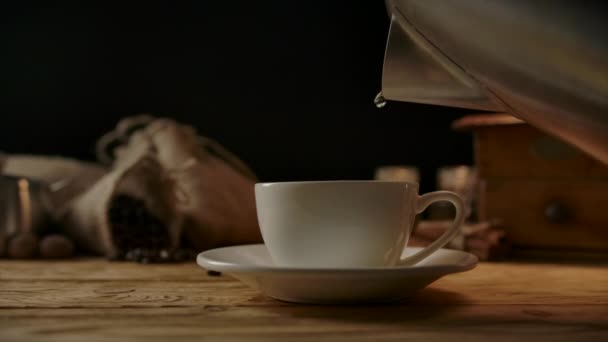 Wasser aus dem kochenden Wasserkocher wird in eine saubere weiße Kaffee- oder Teetasse gegossen. Kaffeepause — Stockvideo