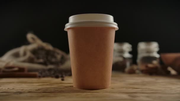 熱い飲み物のためのクラフト紙コップの表示。紅茶やコーヒーを飲みに行く — ストック動画