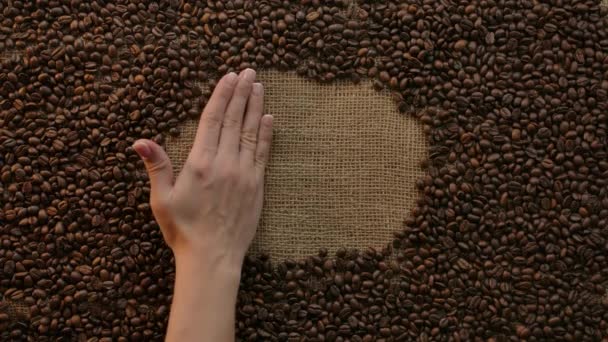 Apariencia letras palabra café -café español. Mano, arpillera, granos de café — Vídeo de stock