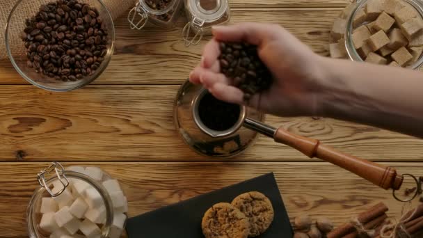 Konzept für die traditionelle Kaffeemaschine in Cezve mit gerösteten natürlichen Kaffeebohnen. Ansicht von oben — Stockvideo