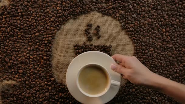 Kaffeetassen-Symbol mit geröstetem Arabica gezeichnet verwandelt sich in echte Tassen mit Espresso — Stockvideo