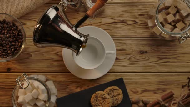 Göra traditionellt kaffe med mjölk. Häll kaffe från cezve, tillsätt skummad mjölk från kanna — Stockvideo