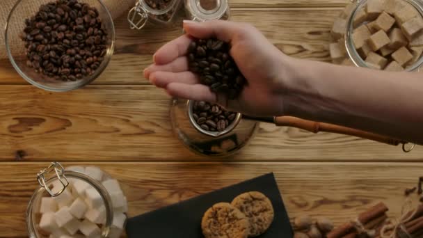 Céve 'de otantik kahve pişirme ve organik kavrulmuş kahve çekirdeği konsepti. Yavaş çekimde. Düz yatıyordu — Stok video