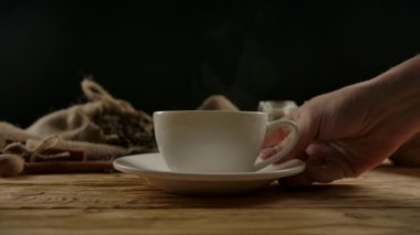 Seramik kahve fincanını alıyorum. Tek kullanımlık kağıt bardakları değiştirmekten iyidir.