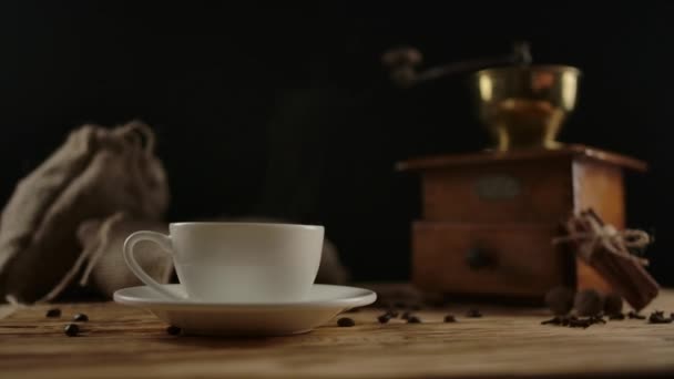 Samičí ruka podává druhý moderní šálek kávy. Otočný dřevěný stůl. Dolly shot — Stock video