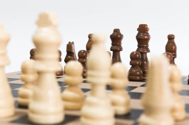 Satranç tahtasında fotoğraflanmış.