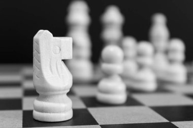 Satranç tahtasında fotoğraflanmış.