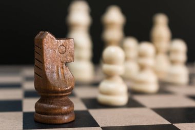 Satranç tahtasında fotoğraflanmış.