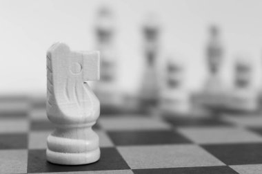 Satranç tahtasında fotoğraflanmış.