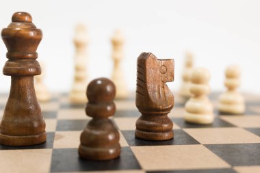 Satranç tahtasında fotoğraflanmış.