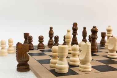 Satranç tahtasında fotoğraflanmış.