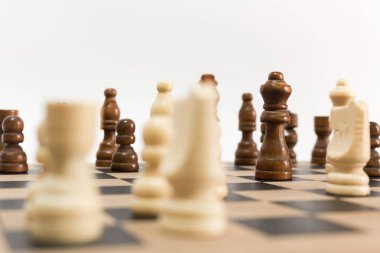 Satranç tahtasında fotoğraflanmış.