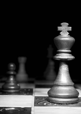 Satranç tahtasında fotoğraflanmış.