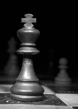 Satranç tahtasında fotoğraflanmış.