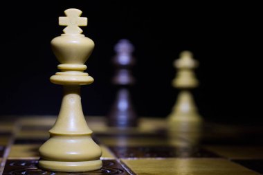 Satranç tahtasında fotoğraflanmış.