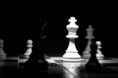 Satranç tahtasında fotoğraflanmış.