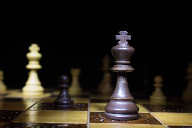 Satranç tahtasında fotoğraflanmış.