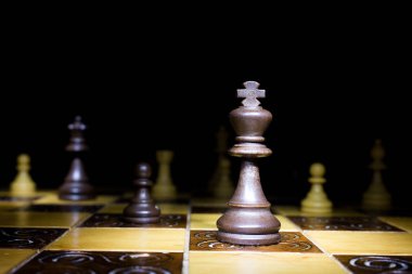 Satranç tahtasında fotoğraflanmış.