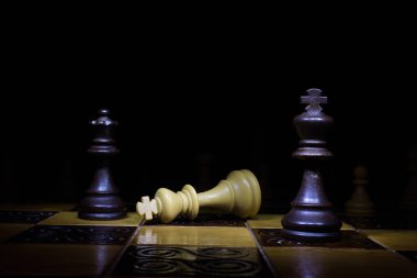 Satranç tahtasında fotoğraflanmış.