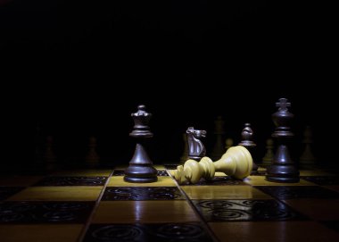 Satranç tahtasında fotoğraflanmış.