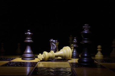 Satranç tahtasında fotoğraflanmış.