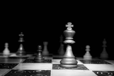 Satranç tahtasında fotoğraflanmış.