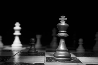 Satranç tahtasında fotoğraflanmış.