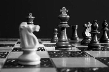 Satranç tahtasında fotoğraflanmış.