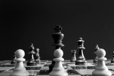 Satranç tahtasında fotoğraflanmış.