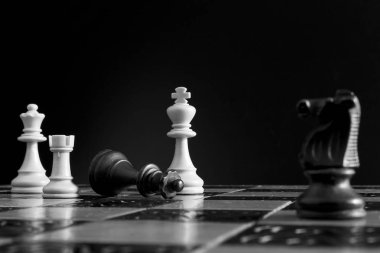 Satranç tahtasında fotoğraflanmış.